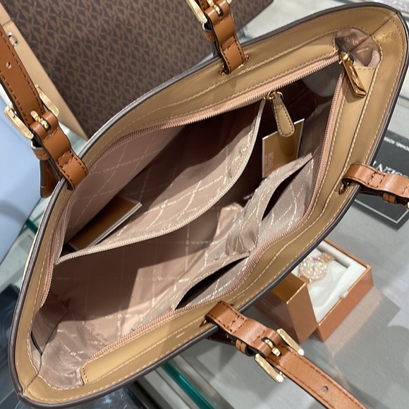 MICHAEL KORS JET SET TRAVEL MEDIUM DOUBLE POCKET TOTE NON-LEATHER VEGAN 
Camel - Picture 14 of 16